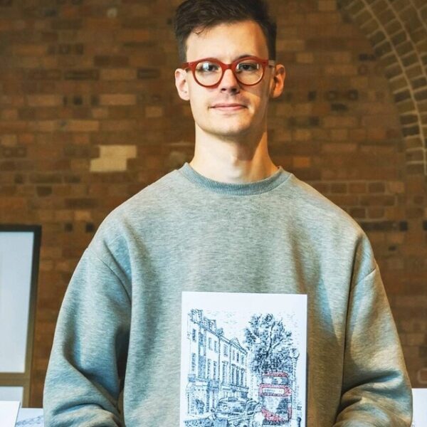 James Cook luciendo una de sus obras