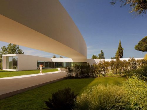 Villa Lago: una residencia escultórica de Fran Silvestre Arquitectos