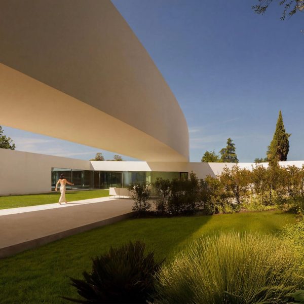Villa Lago: una residencia escultórica de Fran Silvestre Arquitectos