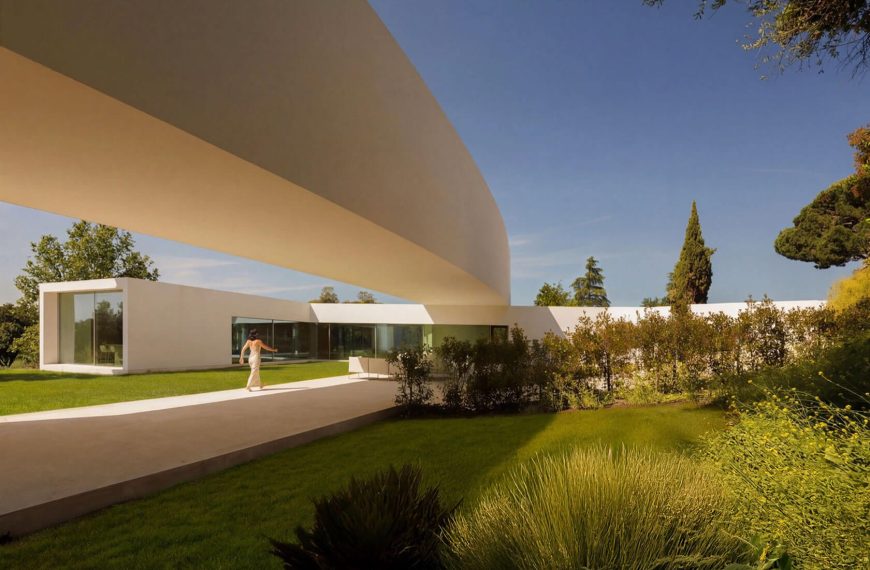 Villa Lago: una residencia escultórica de Fran Silvestre Arquitectos