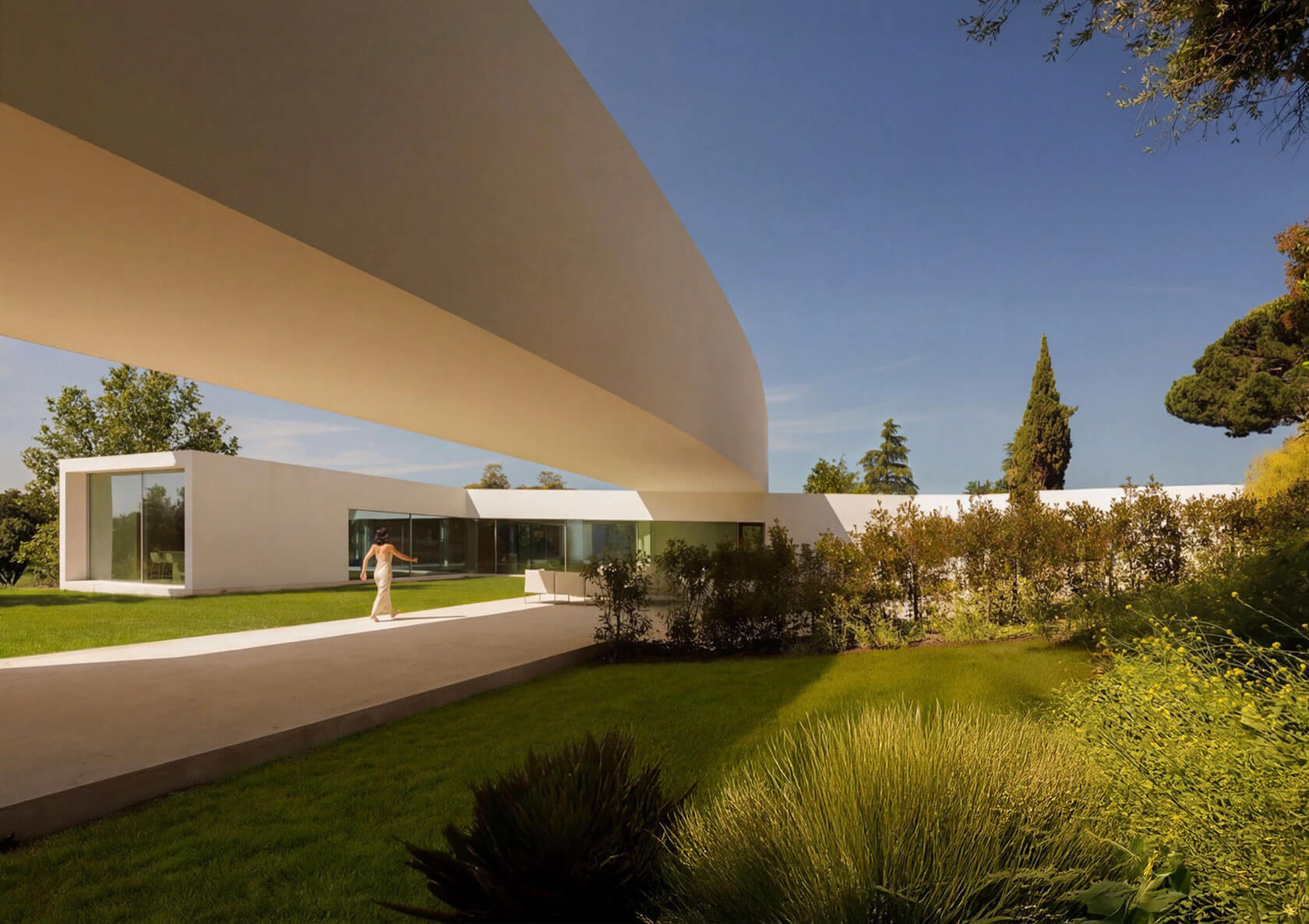 Villa Lago: una residencia escultórica de Fran Silvestre Arquitectos